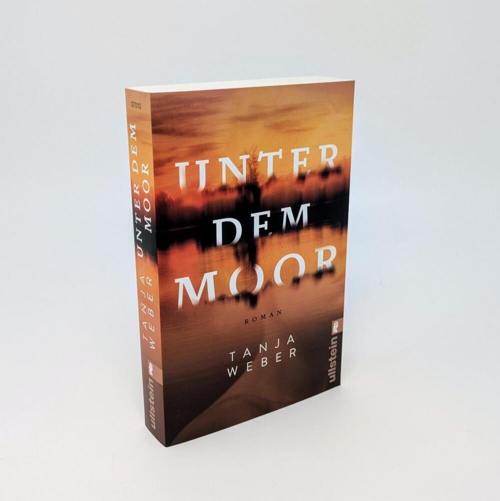 Unter dem Moor ~ Tanja Weber ~ 9783548070100